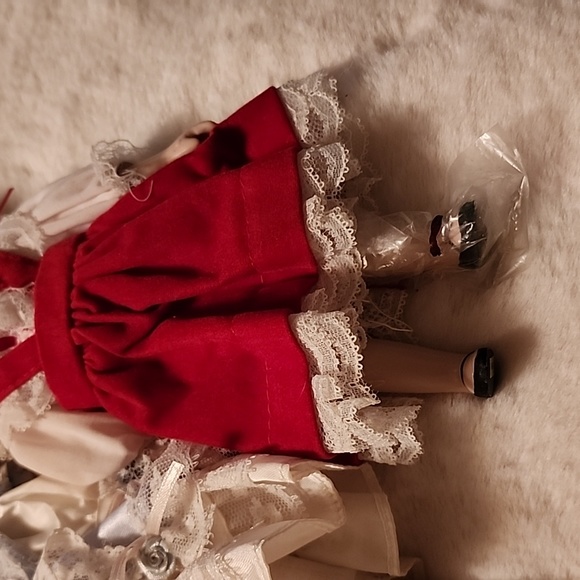 PORCELAIN COLLECTOR 🪆 DOLLS  SET OF 3. - Picture 7 of 8